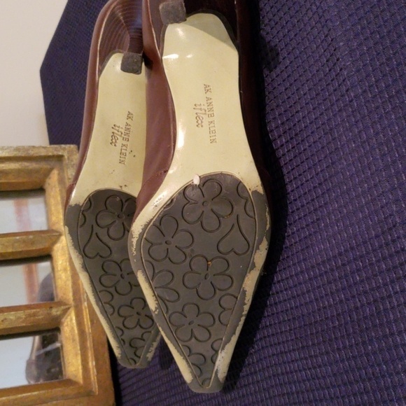 Anne Klein Brown Leather Flex Heels - Picture 4 of 4